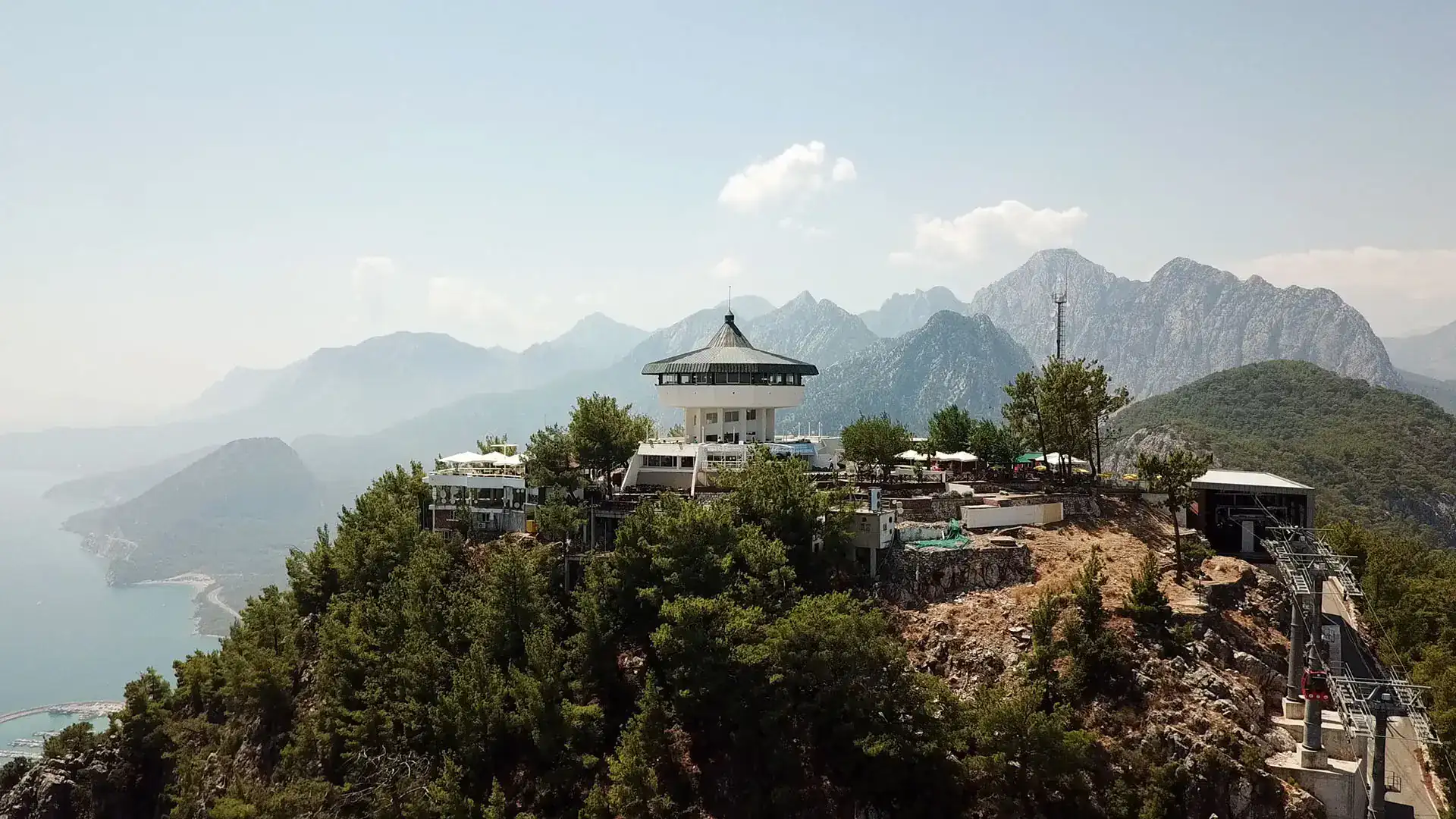Tünektepe Tepesi İstasyonu ve Toros Dağları Manzarası